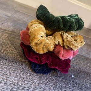 urban outfitters set of 5 velvet scrunchies